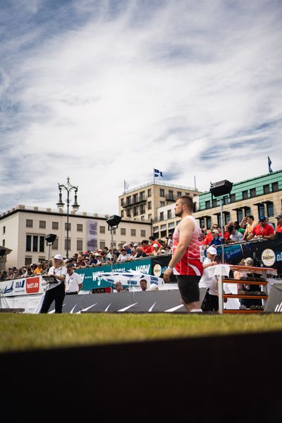 Leon Schwoebel (LG Rhein-Wied) beim Kugelstossen waehrend der deutschen Leichtathletik-Meisterschaften auf dem Pariser Platz am 24.06.2022 in Berlin